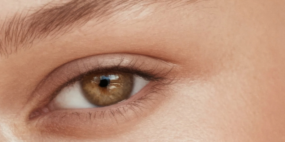 Un maquillage permanent peut-il virer à l’orange ou au gris ?